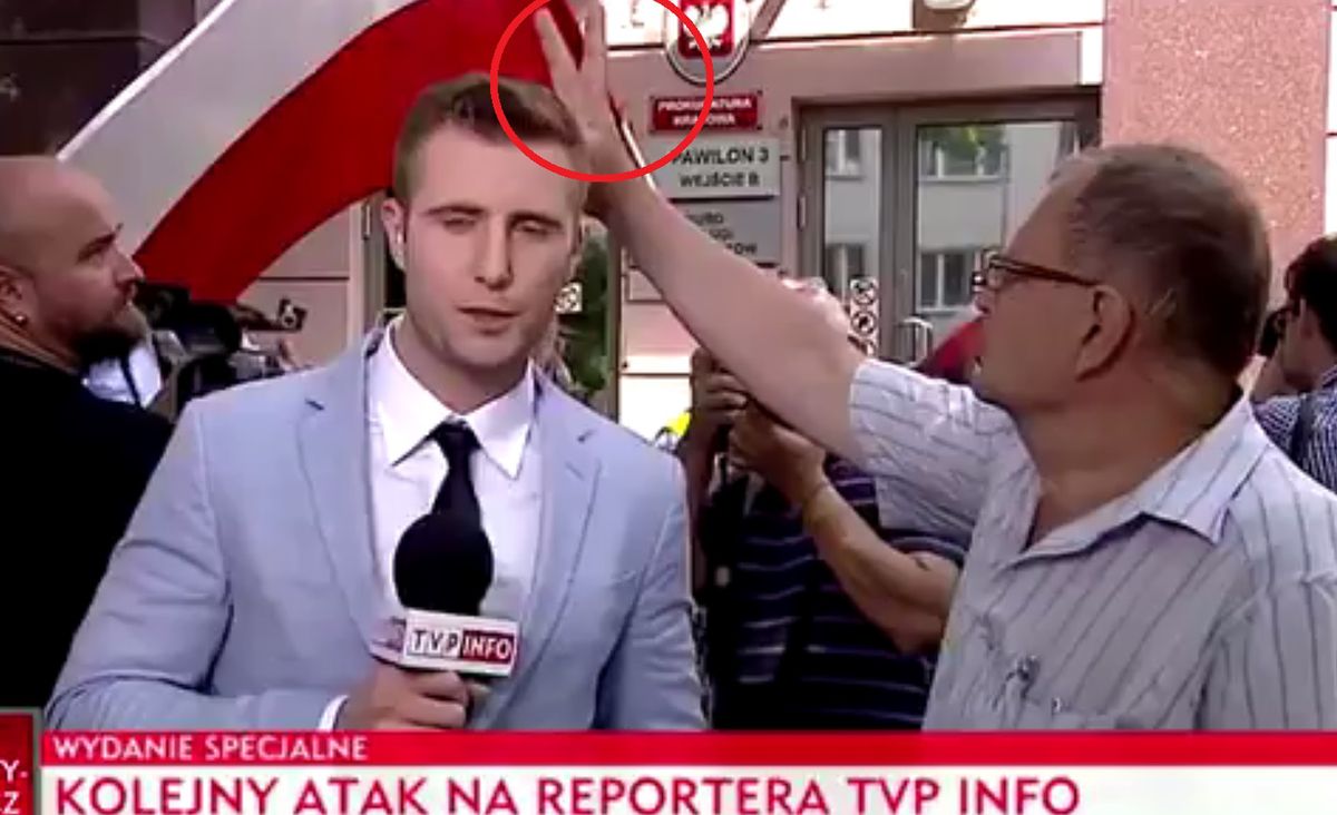 "Kolejny atak na reportera TVP". Przedziwny incydent podczas relacji sprzed prokuratury