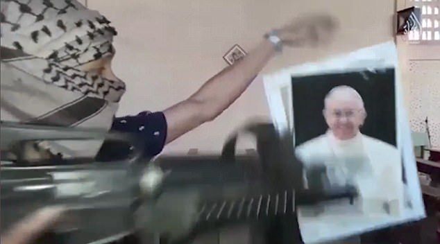 Nagranie propagandowe ISIS. Dewastują kościół, drą zdjęcia papieża i grożą, że zaatakują Rzym
