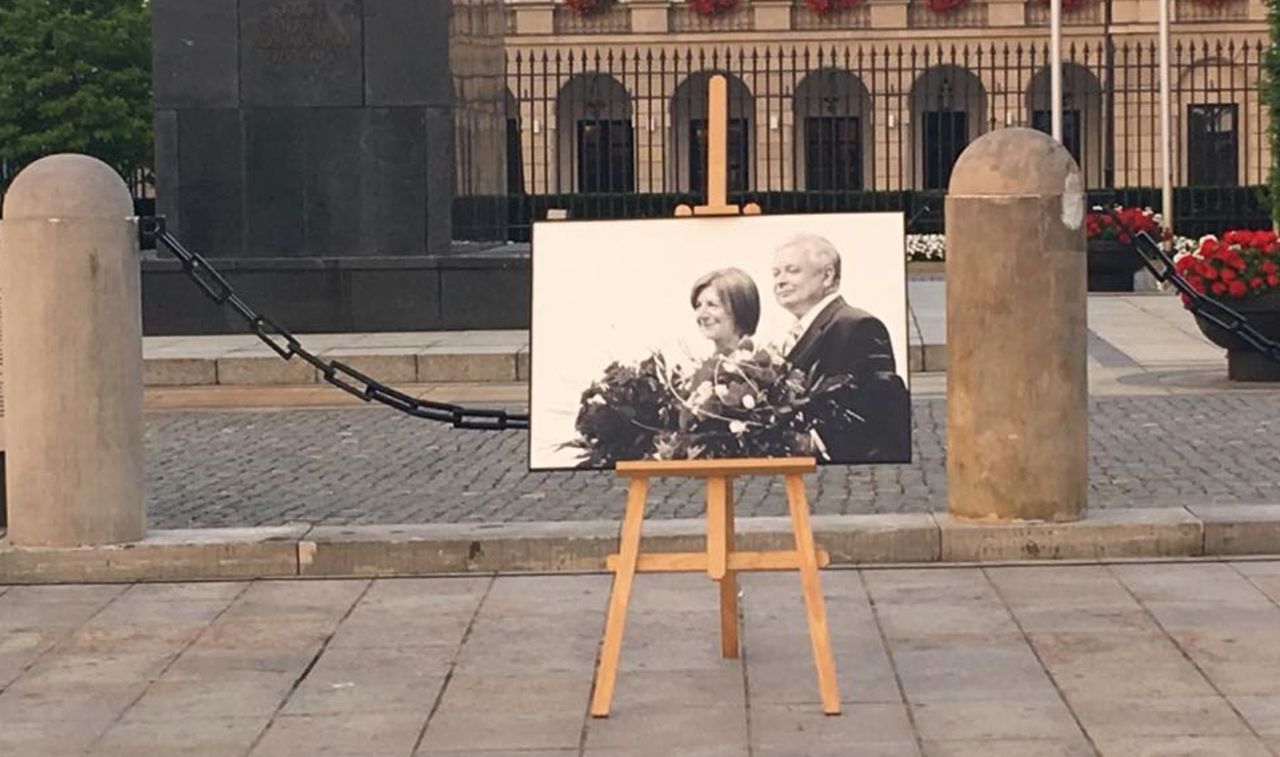 Trwa miesięcznica smoleńska. Jesteśmy przed pałacem prezydenckim