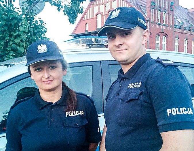 Matka trzymała sine niemowlę i krzyczała. Policjanci uratowali życie 9-miesięcznej dziewczynce