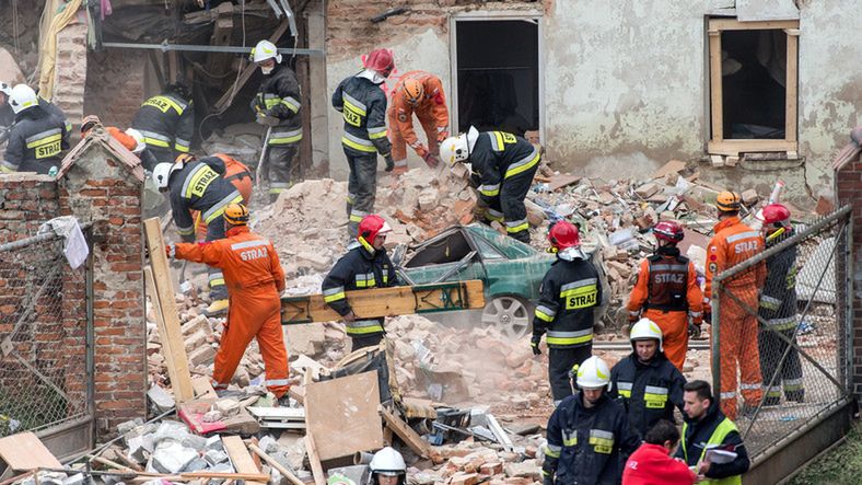 Tragedia w Świebodzicach. 5 ofiar śmiertelnych, jedna osoba poszukiwana