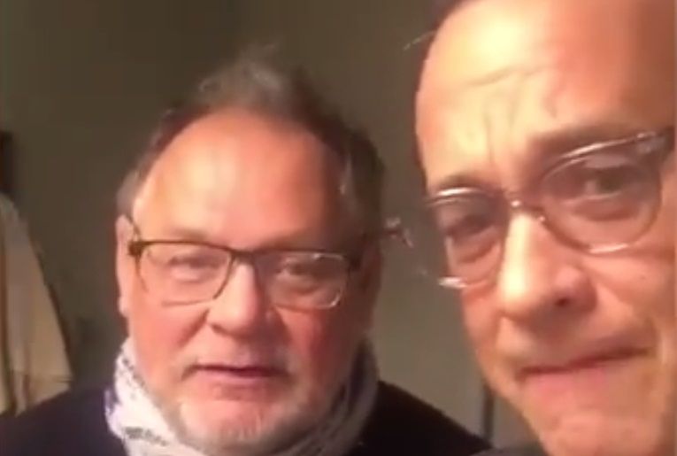 Tom Hanks śpiewa "Sto lat" dla Polki, która ofiarowała mu malucha