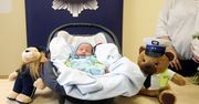 Dzięki policjantom bezpiecznie przyszedł na świat. 2-tygodniowy Oliwier odwiedził komendę