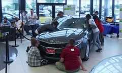 Przygnębiająca transmisja live. Oto, do czego zdolni są ludzie, by wygrać samochód