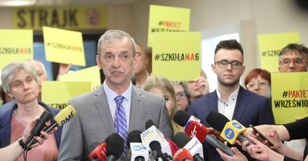Nauczyciele stracili na strajku. Polacy w sondażu ocenili efekt ostrej walki z rządem