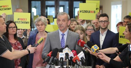 ZNP zawiesza strajk nauczycieli. Protestujący nie rozumieją decyzji. "Wystawiono białą flagę"