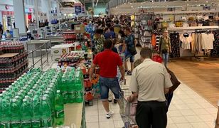 Likwidacja Tesco w Rzeszowie. Klienci wyrywają sobie przeceniony towar