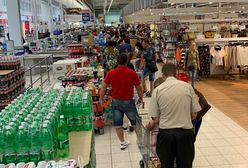 Likwidacja Tesco w Rzeszowie. Klienci wyrywają sobie przeceniony towar