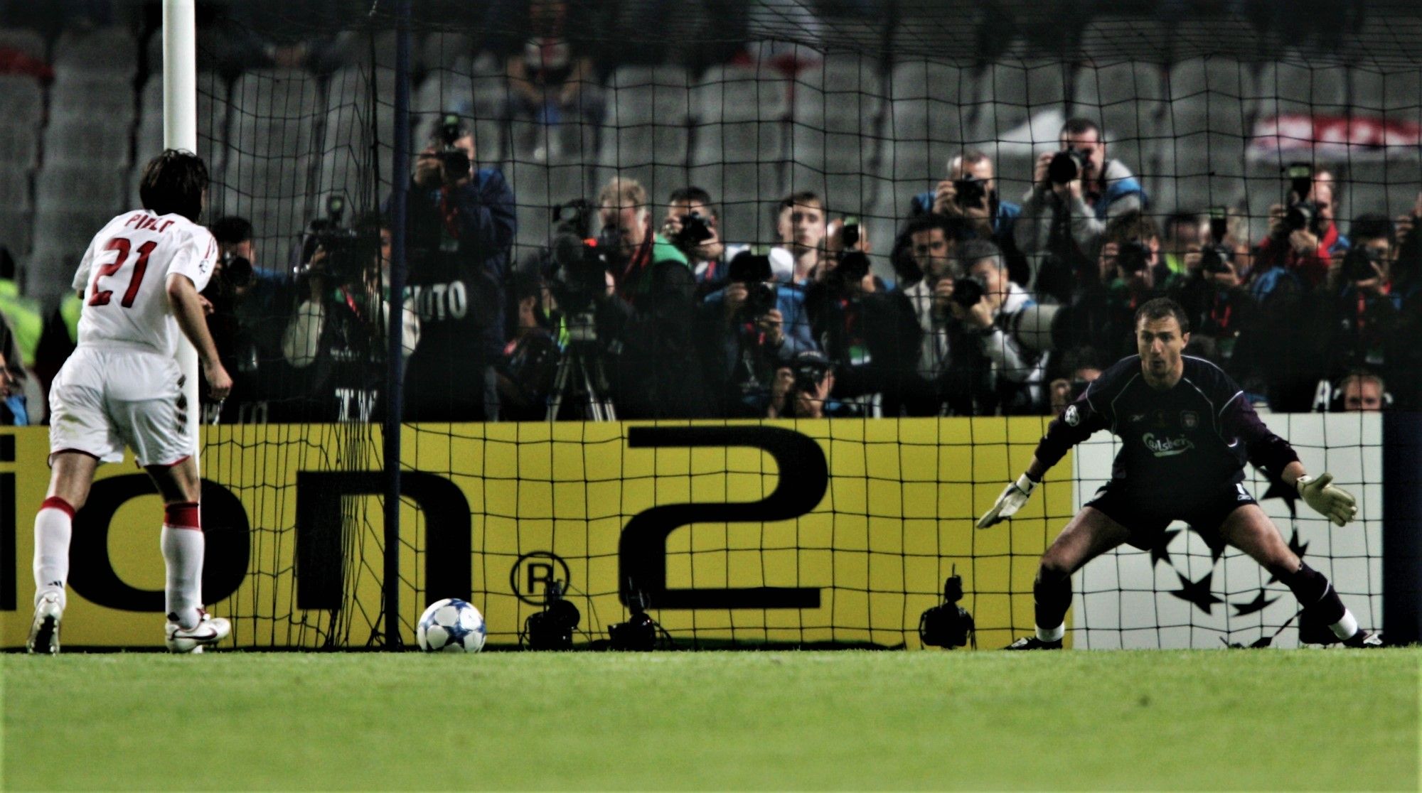 Jerzy Dudek w bramce Liverpoolu podczas finału Ligi Mistrzów. Karnego strzela Andrea Pirlo