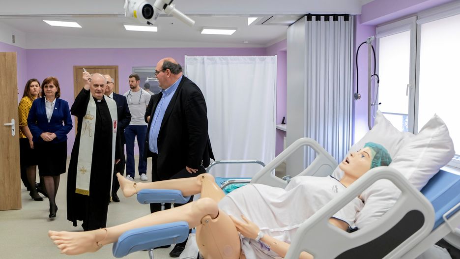 Rzeszów. Ksiądz poświęcił fantom porodowy w Centrum Symulacji Medycznej.