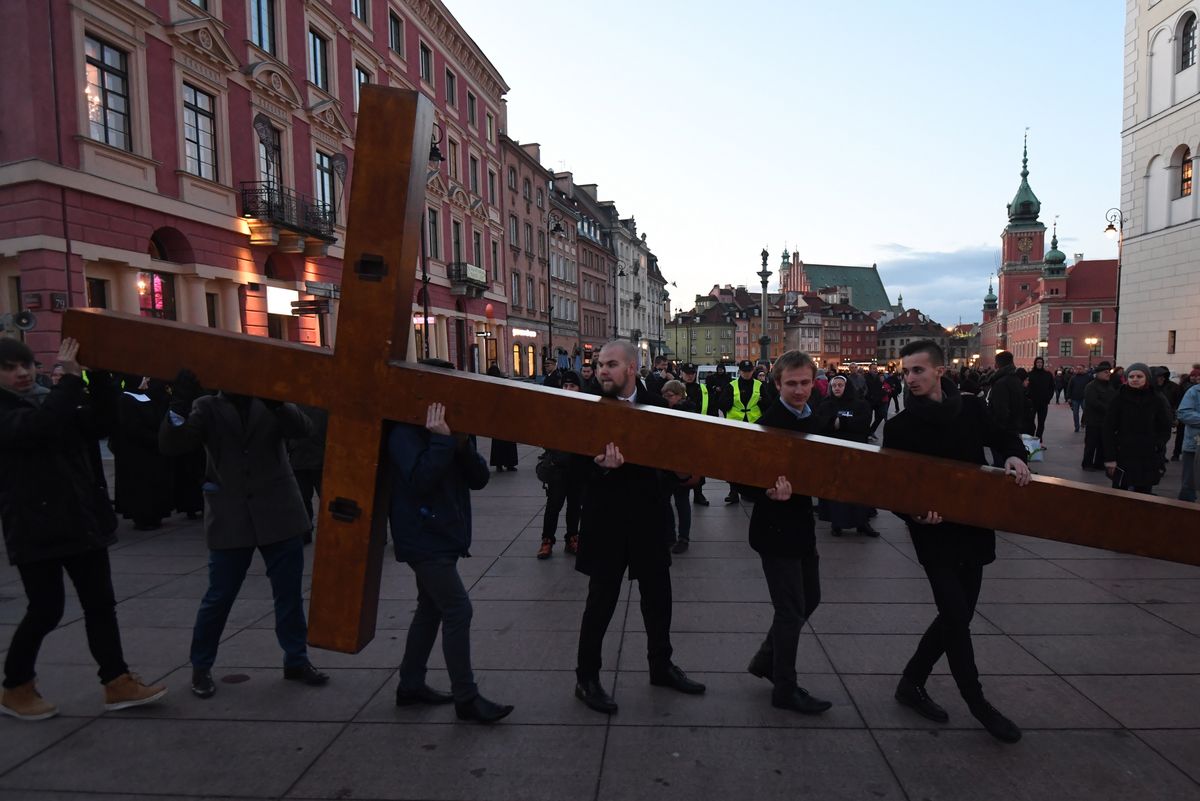 Nie będzie wolnego Wielkiego Piątku. Bo wchodzi zakaz handlu w niedziele, poza tym PKB mógłby spaść