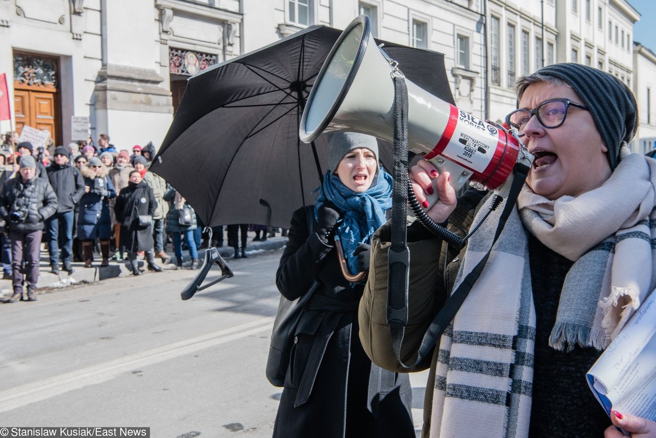 Tęczowa Matka Boska. Elżbieta Podleśna oskarża ministra o kłamstwo