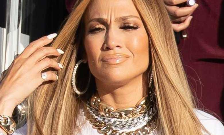 Jennifer Lopez w dziwnym nakryciu głowy