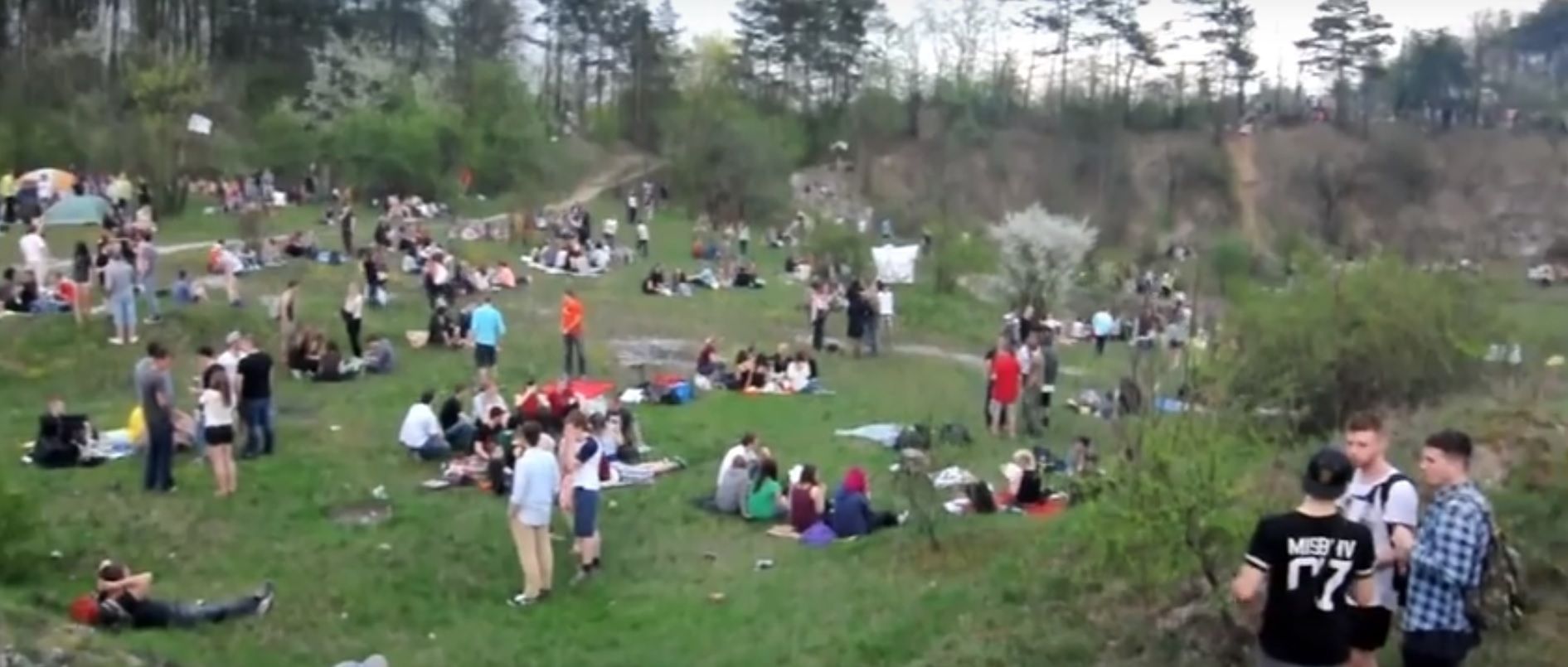 Na nielegalną imprezę przyszło 20 tys. osób 