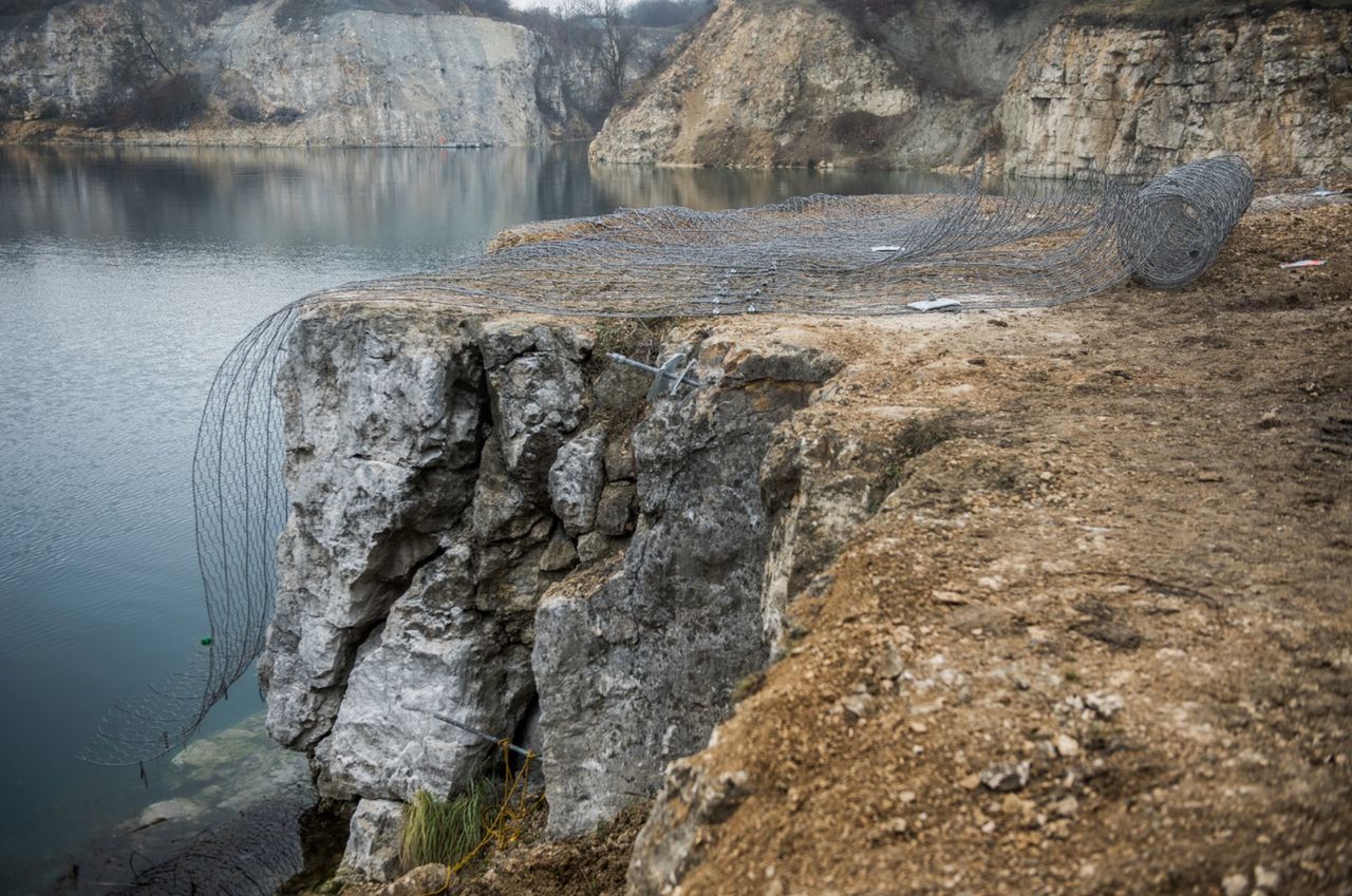 Miała być rewitalizacja, jest dewastacja? Siatki na Zakrzówku zlecił producent siatek. Jest zawiadomienie do prokuratury