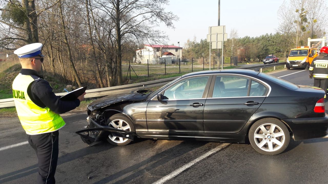 Brzozówka: karetka wioząca pacjentkę zderzyła się z bmw