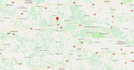 Wypadek na drodze w Świętokrzyskiem. W miejscowości Koliszowy osobówka wbiła się w ciężarówkę