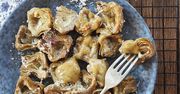 Serca karczochów zapiekane z parmezanem i koperkowy sos aioli. Pochwała obfitości
