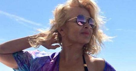 61-letnia Majka Jeżowska szaleje w tropikach jak nastolatka. Ma na sobie tylko bikini. Jest też fryzura na Avril Lavigne