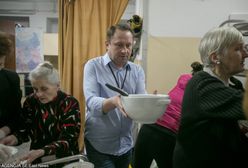 Kamil Durczok na śniadaniu dla samotnych. Skutecznie ociepla wizerunek?