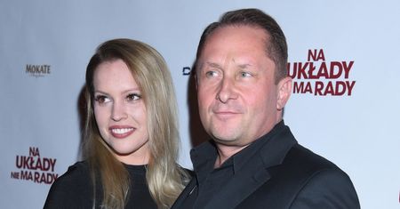 Kamil Durczok z młodszą partnerką na weselu Mai Bohosiewicz. Julia Oleś zaszalała z dekoltem