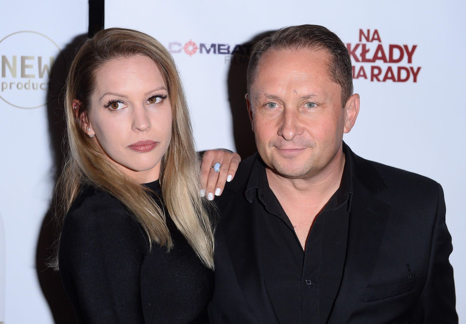 Kamil Durczok z partnerką na premierze filmu "Na układy nie ma rady"