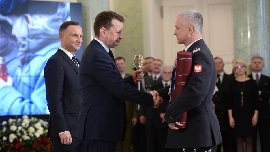 Minister obrony narodowej Mariusz Błaszczak wręczył buławę nominowanemu na stopień generała brygady Jackowi Pszczole