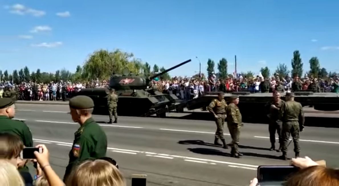 Zabytkowy czołg T-34 spadł z lawety. Wielka parada zakończona klapą