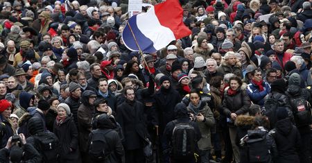 Paryż. Marsz "czerwonych szalików" przeciw przemocy "żółtych kamizelek"