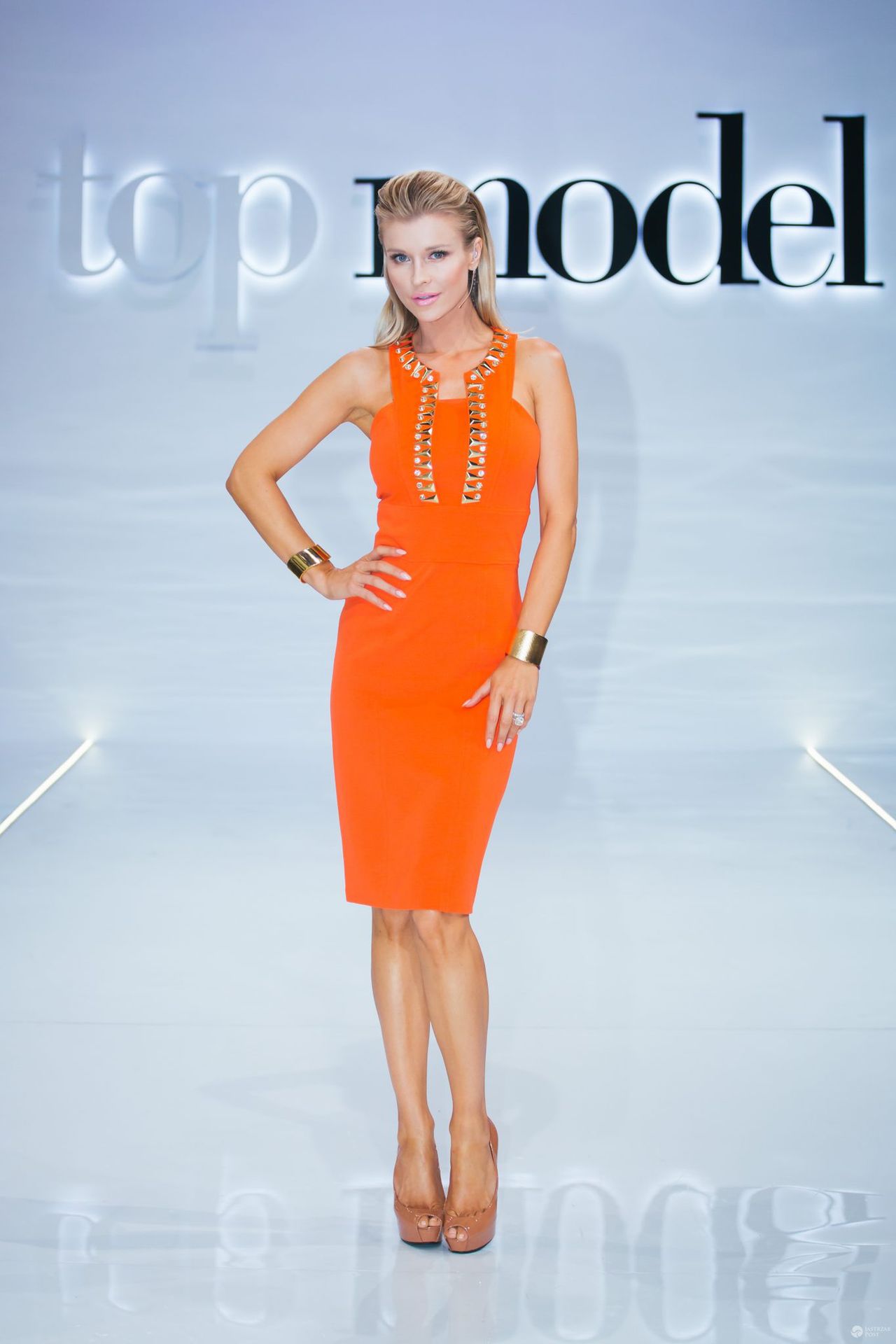 Joanna Krupa w sukience Versace w 9. odcinku "Top Model 5" (fot. Piotr Mizerski /TVN)