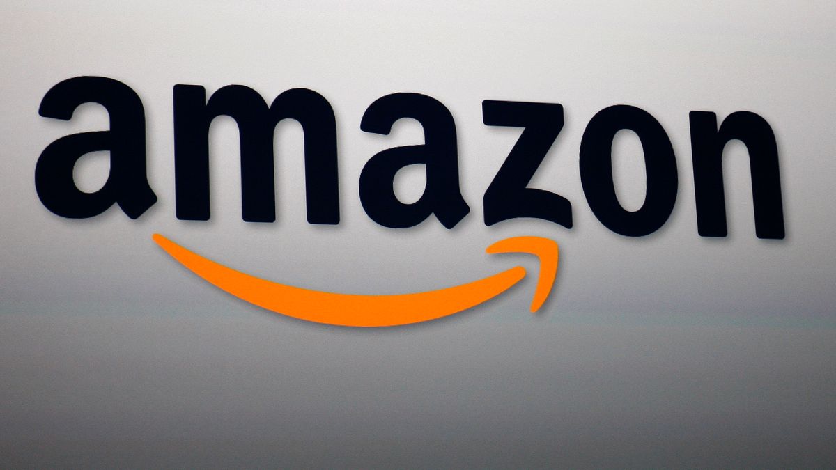 SANTA MONICA, CA - SEPTEMBER 6:  Amazon CEO Jeff Bezos xxxxxxxxxxxx during a press conference on September 6, 2012 in Santa Monica, California.  (Photo by David McNew/Getty Images)