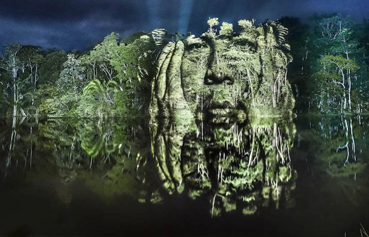 Wyświetlił twarze na ścianie lasu. Niesamowity pokaz