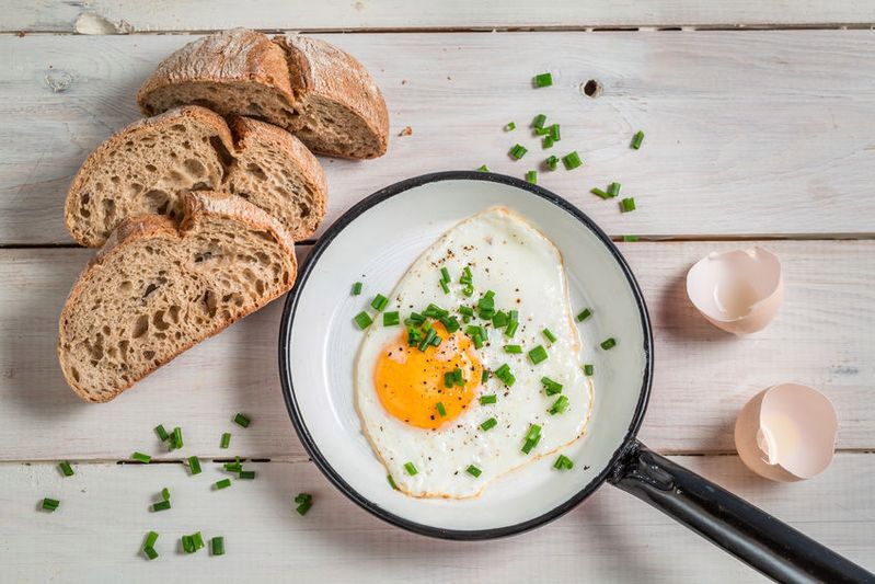 Prosty trik, żeby jajko sadzone było zdrowsze i smaczniejsze