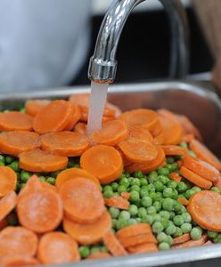 Resztki szczura, druty, plastik. Oto co można znaleźć w jedzeniu