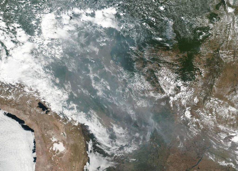 Dym unoszący się z pożarów w Amazonii widać z kosmosu