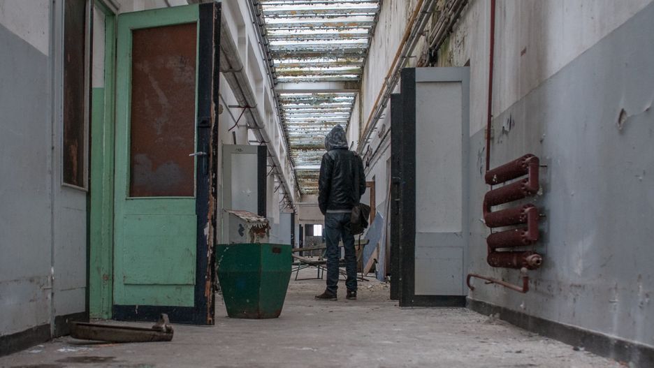 Opustoszałe pomieszczenia skąpane w atmosferze grozy - to główny motyw na zdjęciach Grzegorza