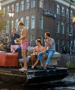"Są całkowicie poza kontrolą". Władze Amsterdamu robią porządek z turystami