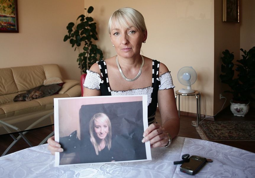 Mama Iwony Wieczorek pokazuje zdjęcie córki. 