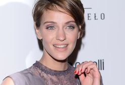 Renulka w babcinej sukience. Uwagę zwracają chudziutkie nogi