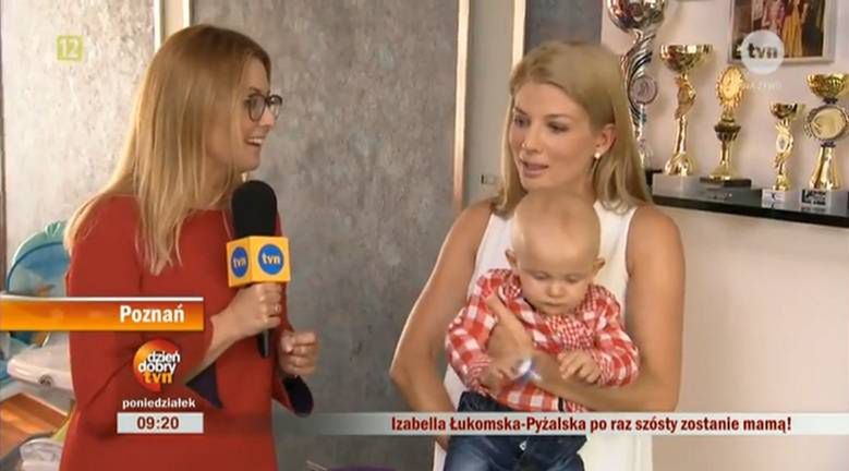 Ciężarna Izabella Łukomska-Pyżalska z dziećmi w kąciku zabaw