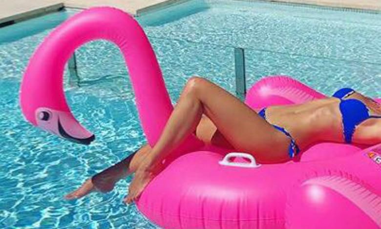 Zmysłowa gwiazda TVN wielką majówkę rozpoczęła w seksownym bikini w towarzystwie różowego flaminga!
