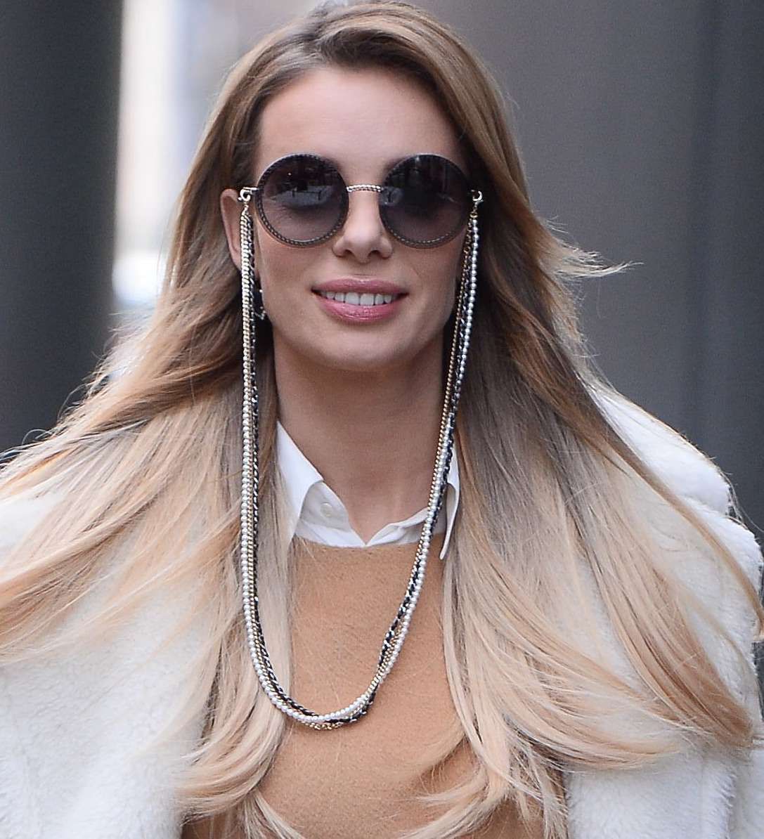 Izabela Janachowska w okularach na łańcuszku
