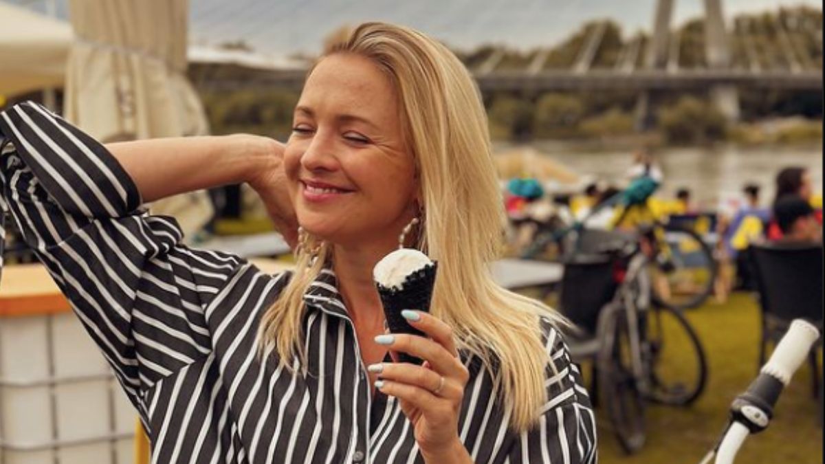 Barbara Kurdej-Szatan wcina lody i stroi miny do zdjęć. My patrzymy na skarpety