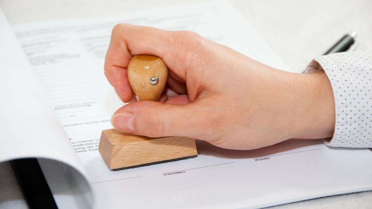 Początek końca symbolu biurokracji - pieczątek w dokumentach 