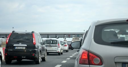 Zator na autostradzie A4. Dachował samochód