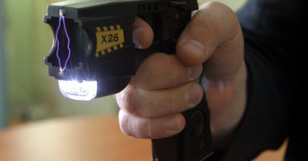 Ksiądz poraził turystę paralizatorem, został skazany. Ale kary nałożonej przez sąd nie wykonuje