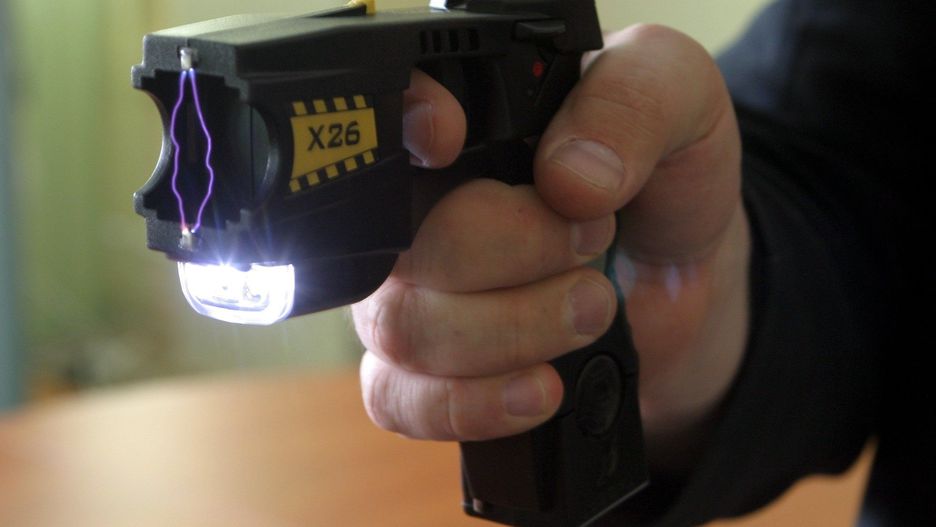 Ksiądz Andrzej A. dwukrotnie poraził mężczyznę paralizatorem