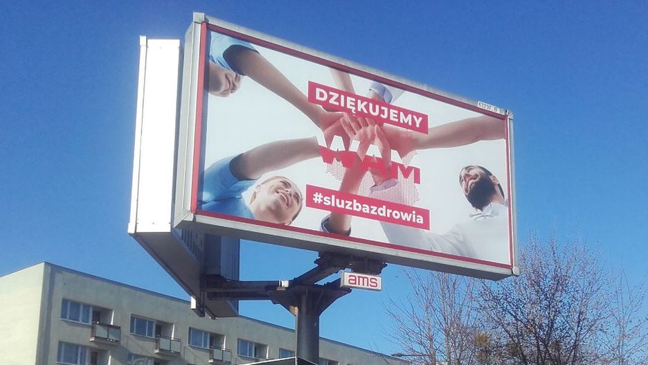 Koronawirus w Warszawie. Na Pradze pojawiły się nietypowe bilbordy