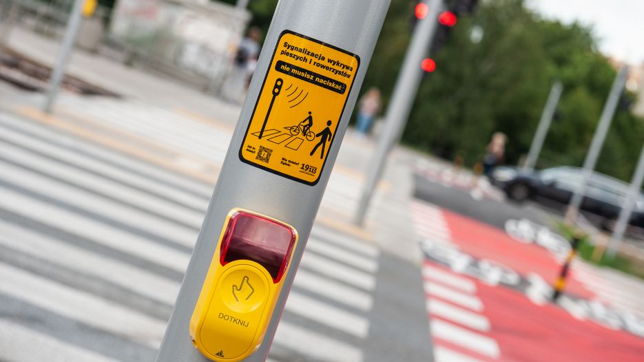 Zarząd Dróg Miejskich wyłączył żółte przyciski na przejściu dla pieszych