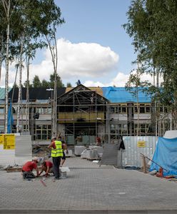 Nie zdążyli z wykończeniem szkoły. Dzieci będą uczyć się... w hotelu